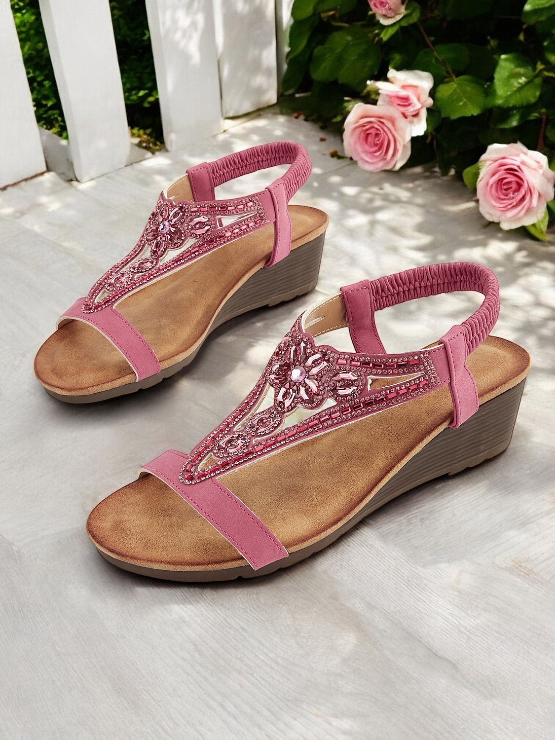 Sandales compensées roses à brides en T pour femmes avec strass – Chaussures d'été élégantes pour les garden-parties et au quotidien de 2026 ? $42.99 –P3