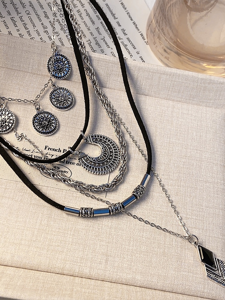 Collier bohème en argent superposé avec chaînes noires et argentées, pendentifs circulaires et géométriques, parfait pour les tenues décontractées et de soirée, idéal pour les accessoires d'été et de festival de 2025 ? $11.99 –P6