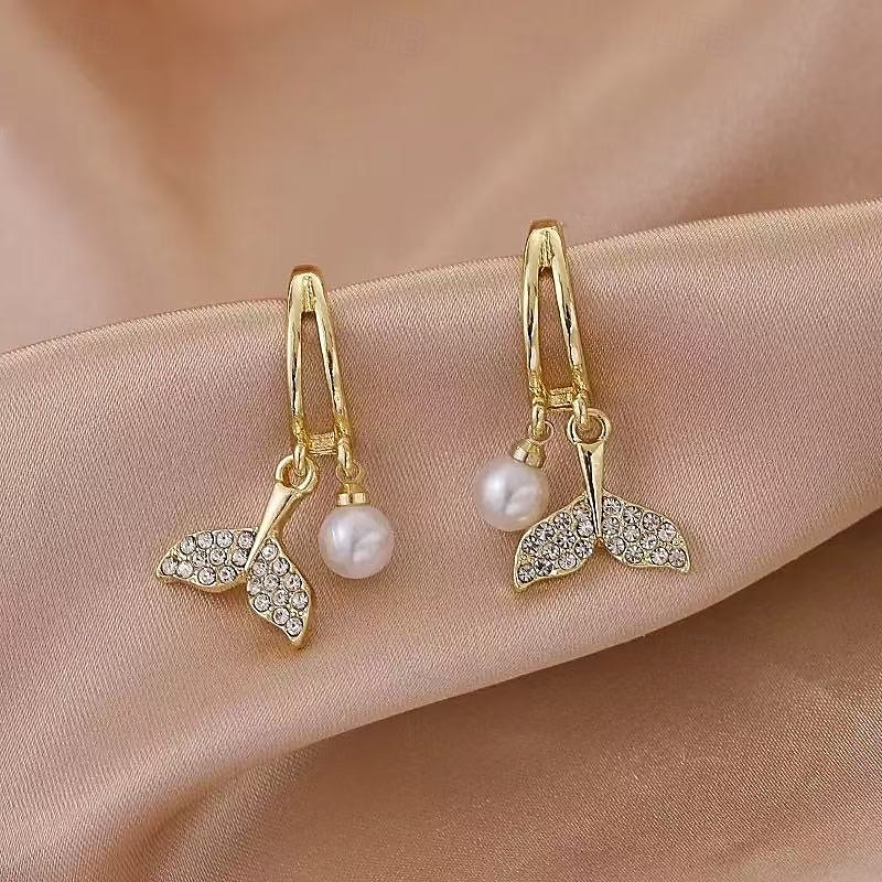 Boucles d'oreilles rétro en forme de queue de poisson avec perles en zircon, personnalité, tempérament simple, élégantes, boucles d'oreilles féeriques de 2025 ? $18.99 –P1