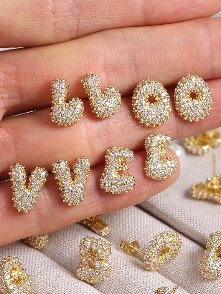 Boucles d'oreilles à tige initiales en strass doré - Boucles d'oreilles à lettres scintillantes personnalisées pour femmes, bijoux en cristal étincelants de A à Z, parfaits pour un usage quotidien, un cadeau de remise de diplôme, un cadeau de fête des mèr de 2025 ? $11.99 –P4