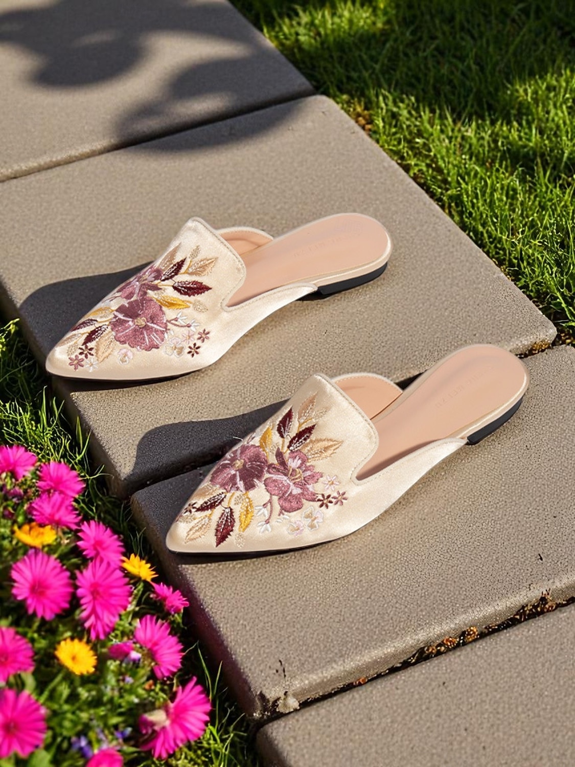 mules en satin brodées à bout pointu pour femmes – ballerines à enfiler à fleurs vintage pour les rendez-vous décontractés et les promenades en plein air de 2025 ? $32.99 –P3