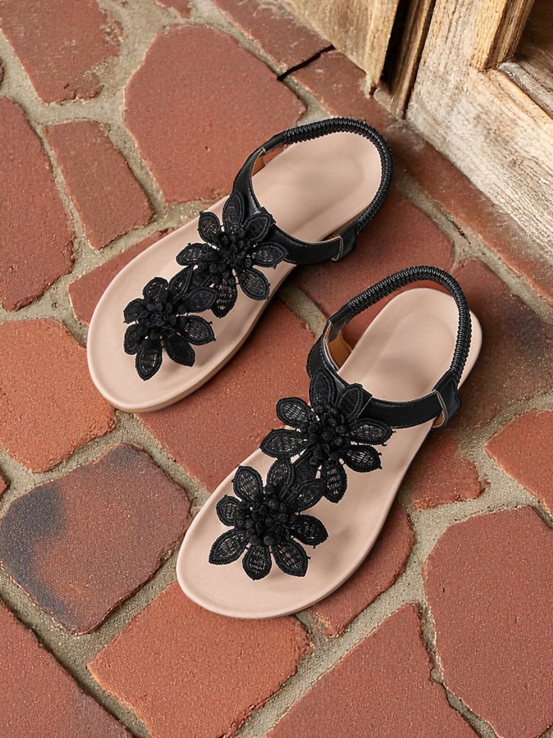 weiße, flache Sandalen mit Blumenmuster für Damen – Spitzenblumendesign mit elastischem Riemen an der Rückseite für Sommerhochzeiten am Strand und lässige Tagesoutfits 2025 - $24.99 –P2