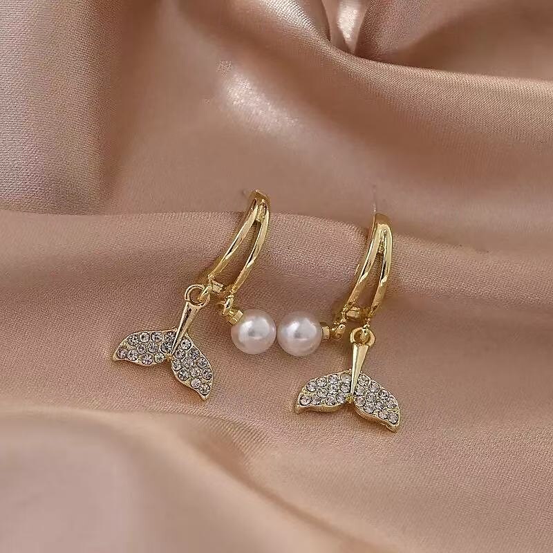 Boucles d'oreilles rétro en forme de queue de poisson avec perles en zircon, personnalité, tempérament simple, élégantes, boucles d'oreilles féeriques de 2025 ? $18.99 –P2