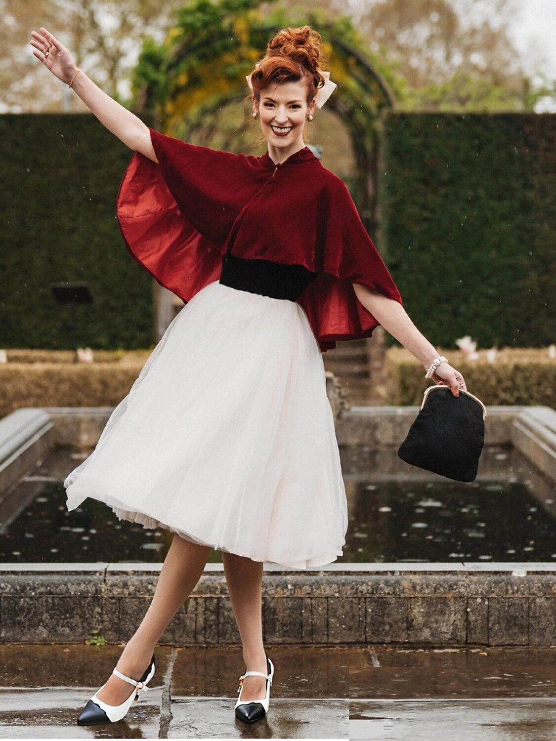 svarte og hvite Mary Jane-hæler for kvinner med dråpelignende sjarm –  vintage-inspirerte pumps med spiss tå for 1930-talls retroantrekk,  kontorklær og formelle arrangementer 2025 - GBP £44, image size:1125x1500