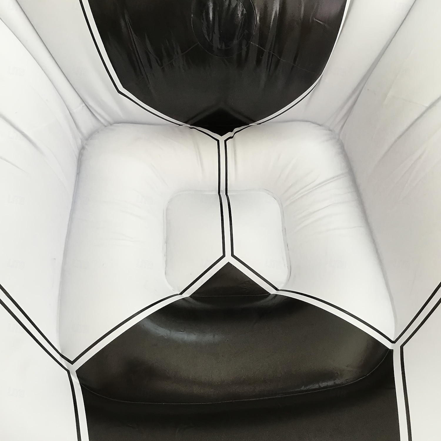 Fauteuil gonflable en forme de ballon de football, style classique, en PVC, polyvalent, pour l'intérieur &utilisation en extérieur, design unique sur le thème du sport pour la maison &décoration de de 2025 ? $46.99 –P1
