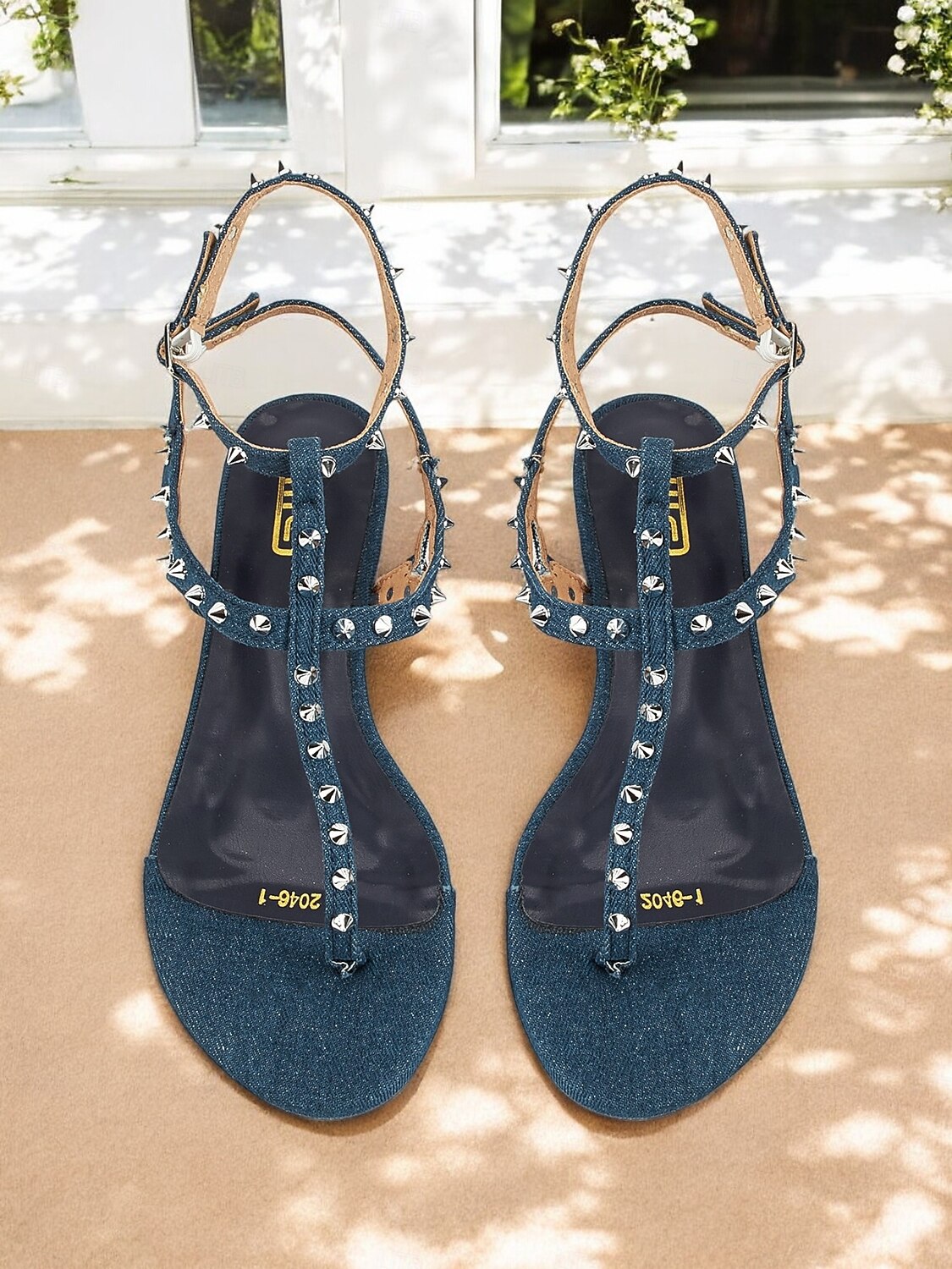 damersandaler med denim-pigger – flate sommersandaler med t-rem med ankelspenne, trendy fritidssko for tenåringer og unge kvinner, ideelt for ferier, strandturer og hverdagsantrekk 2025 - $42.99 –P2