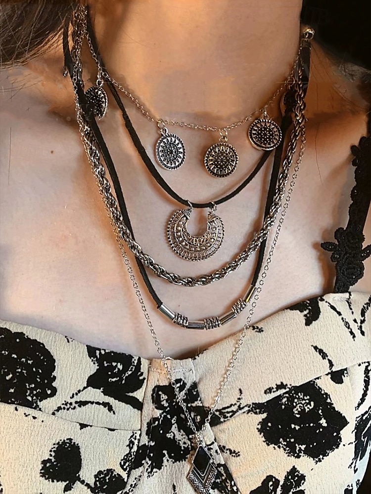 Collier bohème en argent superposé avec chaînes noires et argentées, pendentifs circulaires et géométriques, parfait pour les tenues décontractées et de soirée, idéal pour les accessoires d'été et de festival de 2025 ? $11.99 –P1