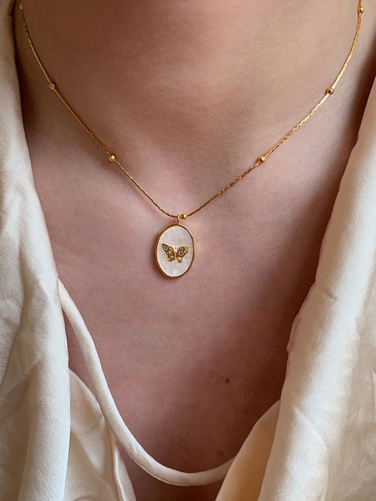 Collier médaillon papillon en or pour femme - pendentif ovale de style vintage avec perles et compartiment photo caché, élégant cadeau d'anniversaire, d'anniversaire ou de remise de diplôme de 2025 ? $11.99 –P4