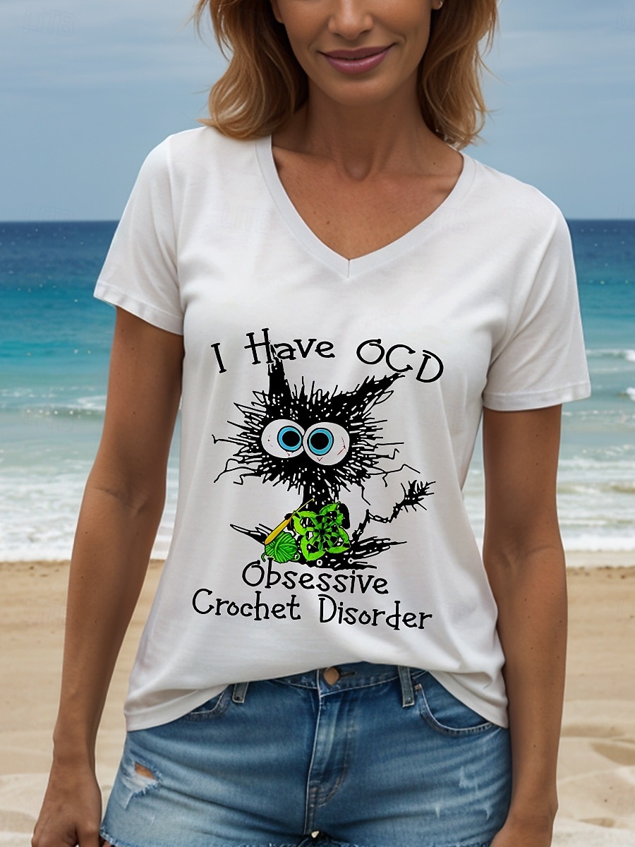 Femmes Chemisier Graphique Chat Lettre ancien Élégant Classique Manche Courte Col en V Hauts Réguliers Quotidien Sortir Tenue de plage Imprimé Noir Blanche Été Printemps de 2025 ? $27.99 –P1