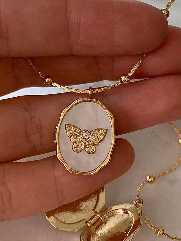 Collier médaillon papillon en or pour femme - pendentif ovale de style vintage avec perles et compartiment photo caché, élégant cadeau d'anniversaire, d'anniversaire ou de remise de diplôme de 2025 ? $11.99 –P1