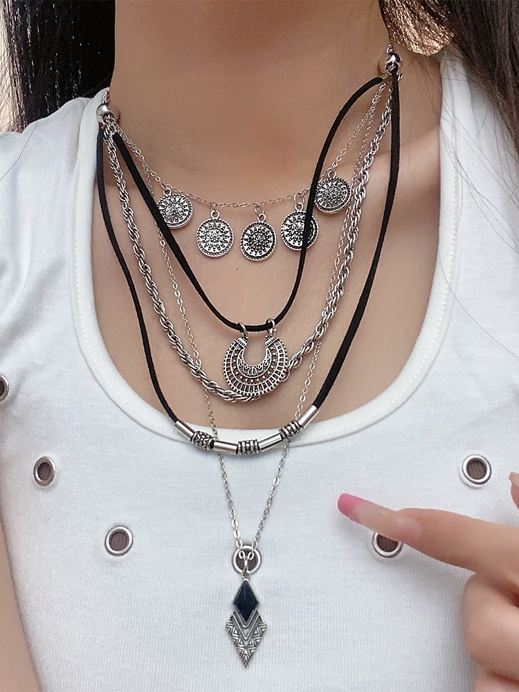 Collier bohème en argent superposé avec chaînes noires et argentées, pendentifs circulaires et géométriques, parfait pour les tenues décontractées et de soirée, idéal pour les accessoires d'été et de festival de 2025 ? $11.99 –P3