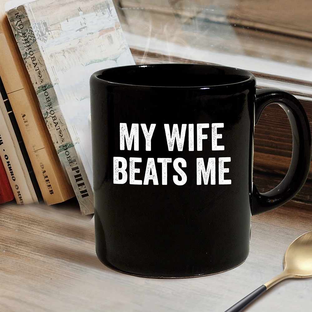 αστεία κούπα συζύγου η γυναίκα μου με χτυπά αστείο φλιτζάνι καφέ σαρκαστικό δώρο φίμωσης για άντρες από σύζυγο δώρο γενεθλίων ή επετείου συζύγου 11oz μαύρη κεραμική κούπα 2026 - $16.99 –P4