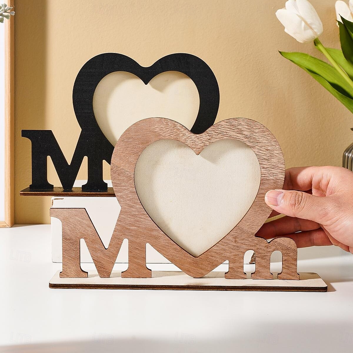 Decorazione in legno per la festa della mamma, regalo per la mamma, ornamento a forma di cuore con la lettera della mamma per il tavolo, decorazione moderna per la casa come regalo per la festa della del 2025 a $23.99 –P10