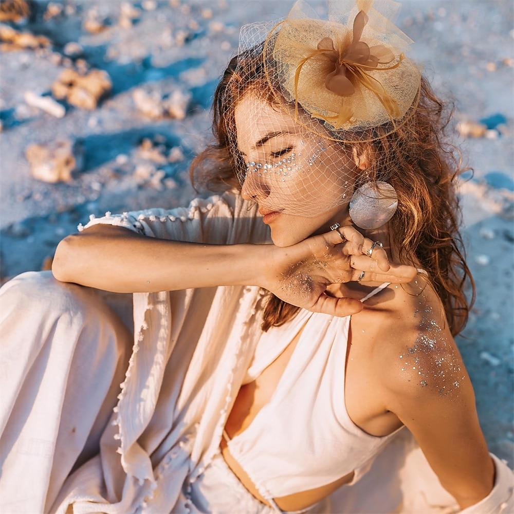 Cappelli fascinator per donna, nastri di maglia a fiori, piume su una fascia e una clip, copricapo da festa da tè per donna del 2025 a $35.99 –P5