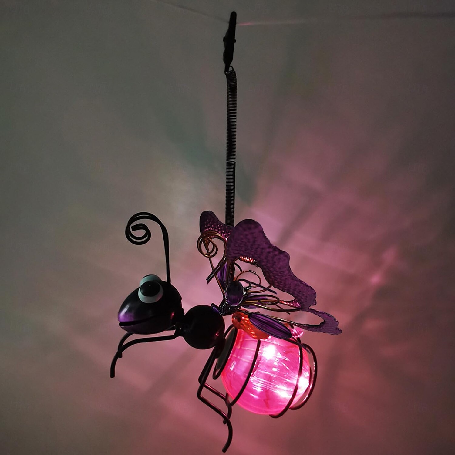 1 pz. Simulazione solare per esterni, insetto appeso, luce decorativa, ape dorata, libellula viola, farfalla blu, cortile, giardino, balcone, parco, arte in ferro, luce luminosa da paesaggio. del 2025 a $9.99 –P4