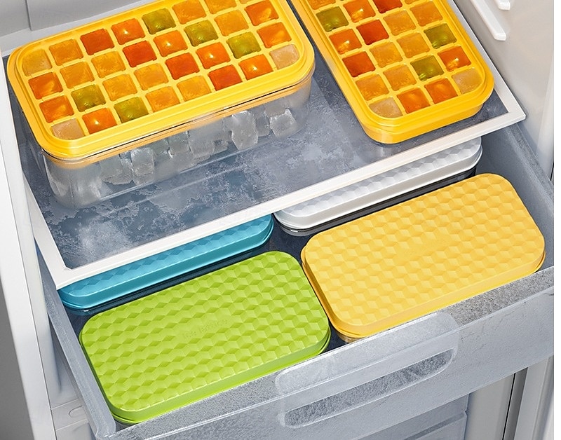 vaschetta per cubetti di ghiaccio con coperchio &contenitore, stampo per cubetti di ghiaccio con 32/64 cubetti, vaschette per ghiaccio impilabili per congelatore con fondo in silicone a sgancio del 2025 a $16.99 –P3