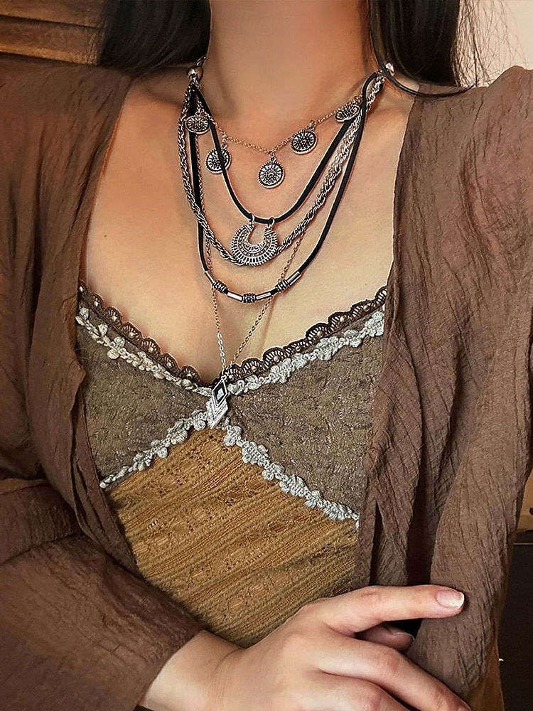 Collier bohème en argent superposé avec chaînes noires et argentées, pendentifs circulaires et géométriques, parfait pour les tenues décontractées et de soirée, idéal pour les accessoires d'été et de festival de 2025 ? $11.99 –P2
