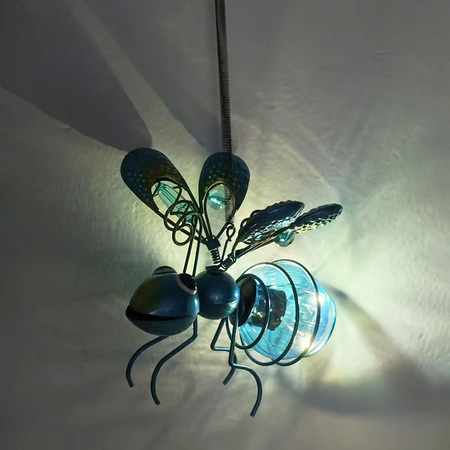1 pz. Simulazione solare per esterni, insetto appeso, luce decorativa, ape dorata, libellula viola, farfalla blu, cortile, giardino, balcone, parco, arte in ferro, luce luminosa da paesaggio. del 2025 a $9.99 –P6