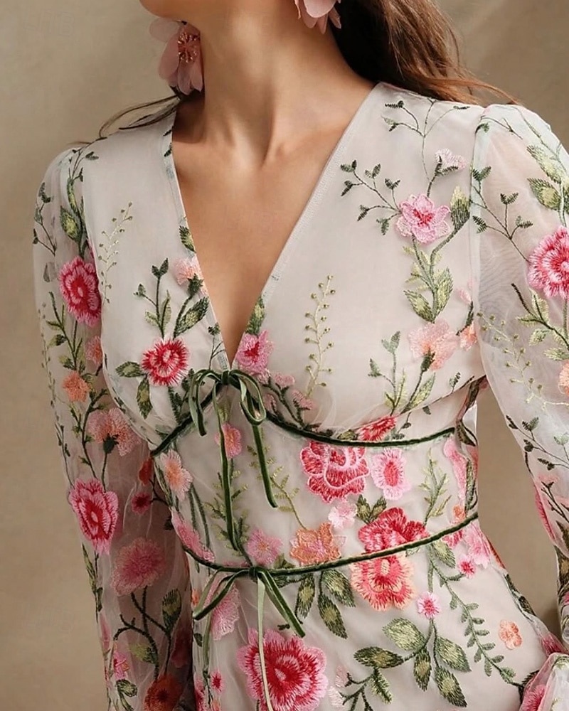 Blomstermønstrete Broderte Blonder A-Linje Mor til Bruden Kjole Semi Formell Kjole Strand Bryllup Enkel Minimalistisk V Hals Gulvlengde Tyll Lange Ermer med Fløyels Belte Bånd 2025 - $179.99 –P2