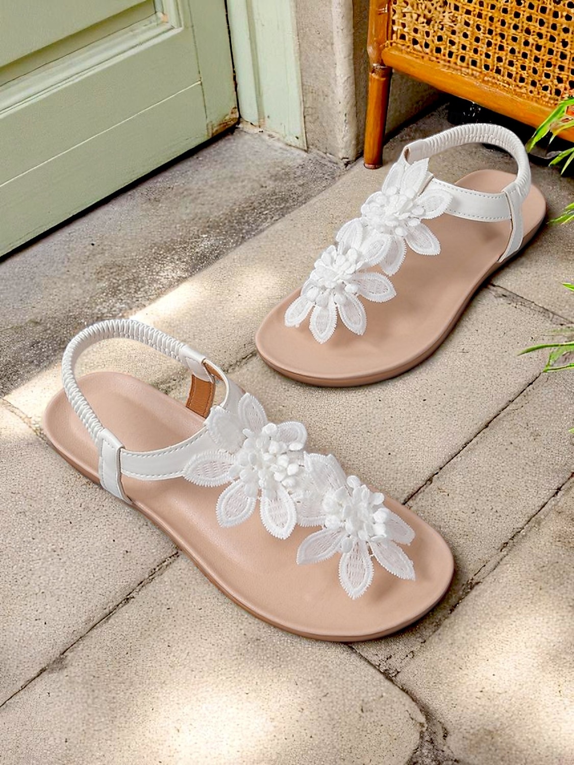 weiße, flache Sandalen mit Blumenmuster für Damen – Spitzenblumendesign mit elastischem Riemen an der Rückseite für Sommerhochzeiten am Strand und lässige Tagesoutfits 2025 - $24.99 –P4