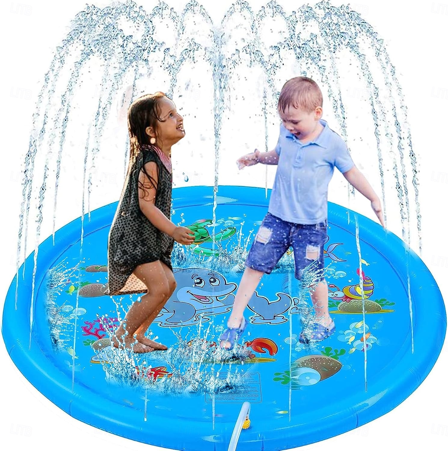 Tapis de jeu d'eau d'extérieur de 39 pouces, motif de vie marine multicolore, tapis anti-éclaboussures en PVC durable avec arroseur, antidérapant bleu &gonflable idéal pour les jouets aquatiques de 2025 ? $27.99 –P1