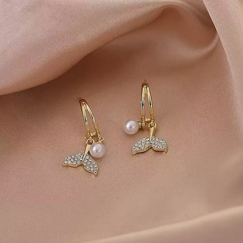 Boucles d'oreilles rétro en forme de queue de poisson avec perles en zircon, personnalité, tempérament simple, élégantes, boucles d'oreilles féeriques de 2025 ? $18.99 –P3