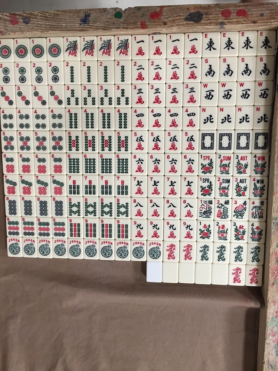 Set di mahjong americano: 166 tessere bianche con borsa rossa e accessori; 4 rastrelliere per mahjong tutto in uno con spingitori; set completo di mahjong occidentale. del 2025 a $148.99 –P6