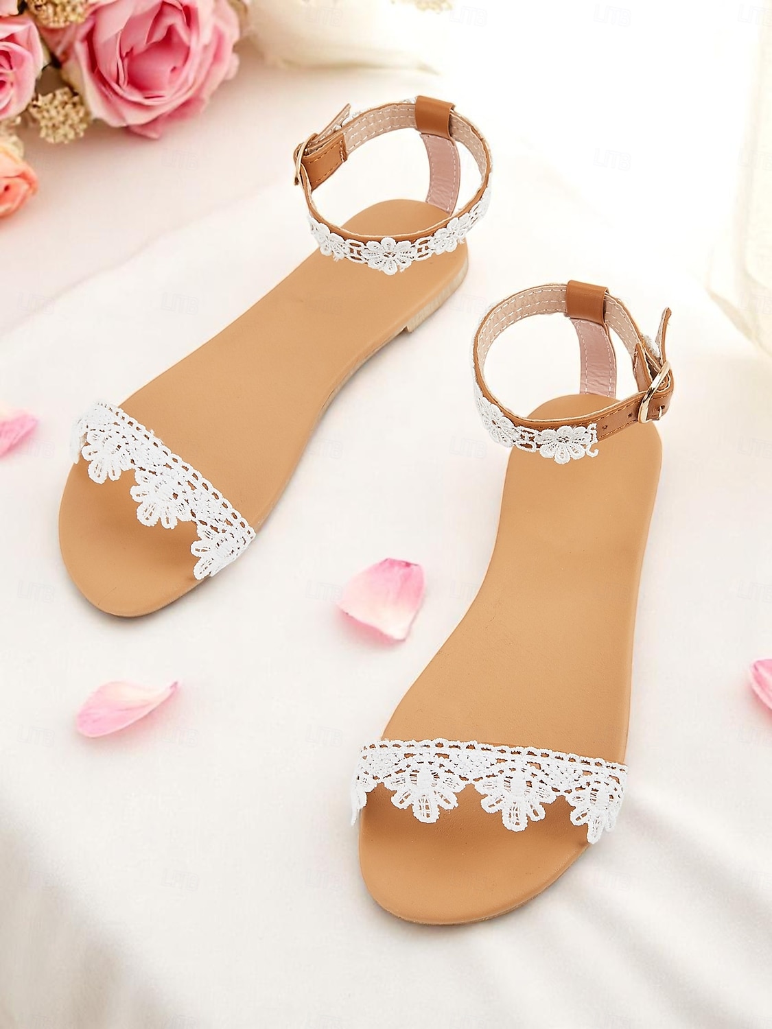 Weiße Damen-Sandalen mit Knöchelriemen aus Spitze und Blumendetails – offene Brautschuhe mit niedrigem Absatz für eine Hochzeit im Garten oder am Strand 2025 - $42.99 –P4