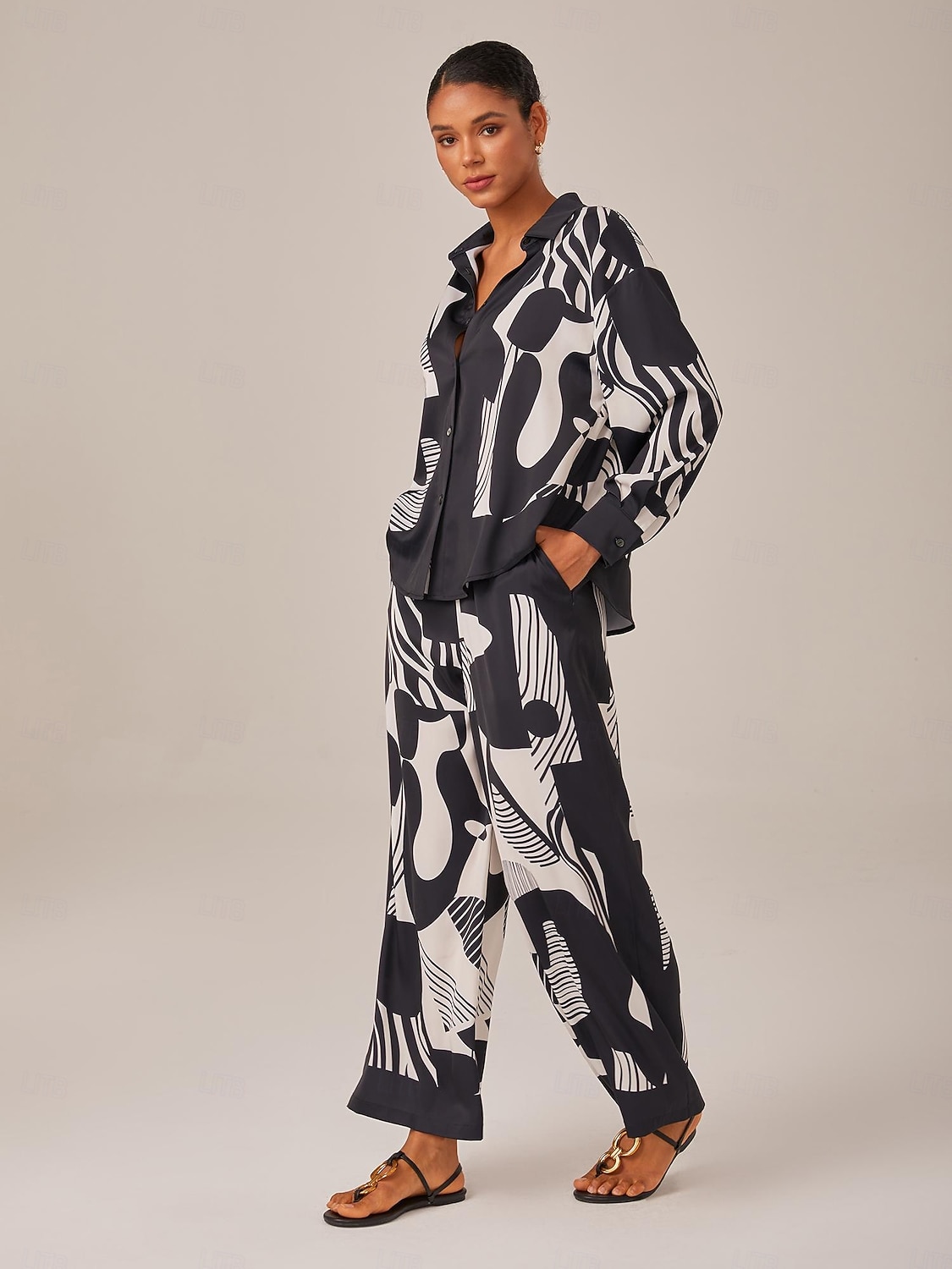 pantaloni a gamba larga in raso geometrico bianco e nero del 2025 a $64.99 –P4