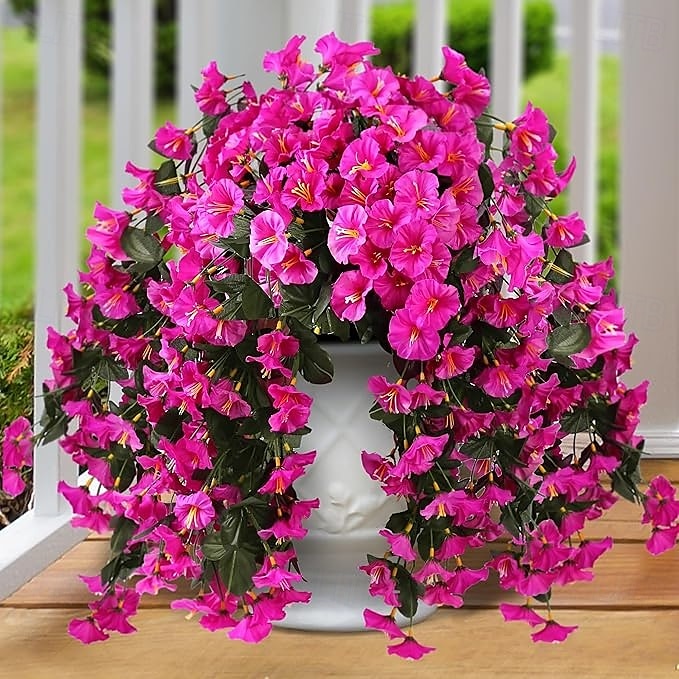 Confezione da 2 fiori artificiali finti pendenti, piante per esterni, decorazioni primaverili ed estive, finta seta resistente ai raggi UV, realistici fiori di ipomea rampicanti per casa, veranda, patio, balcone. del 2025 a $23.99 –P12