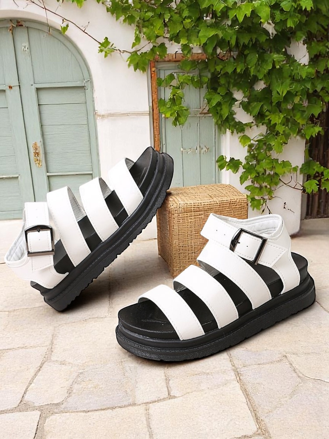 Sandales blanches à brides et boucles pour femmes – Chaussures plates décontractées et sportives pour la marche quotidienne, les voyages et les sorties estivales de 2025 ? $24.99 –P5