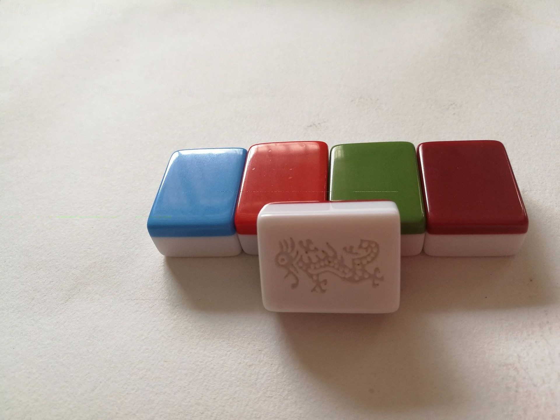 Set di mahjong americano: 166 tessere bianche con borsa rossa e accessori; 4 rastrelliere per mahjong tutto in uno con spingitori; set completo di mahjong occidentale. del 2025 a $148.99 –P8