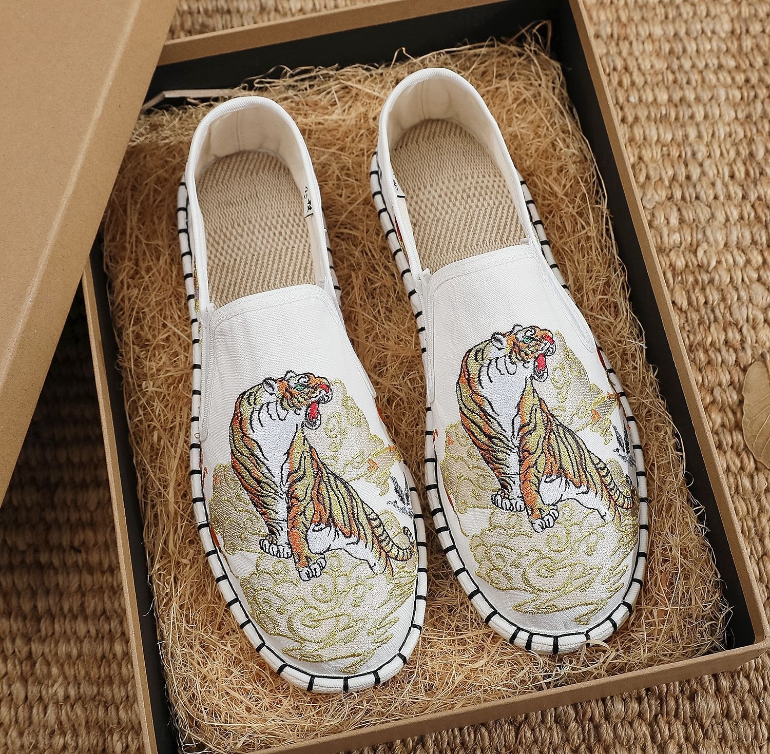 Pánské bílé espadrilky nazouvací boty s uměleckou výšivkou - stylová obuv s jedinečným tygřím designem 2025 - $42.99 –P3