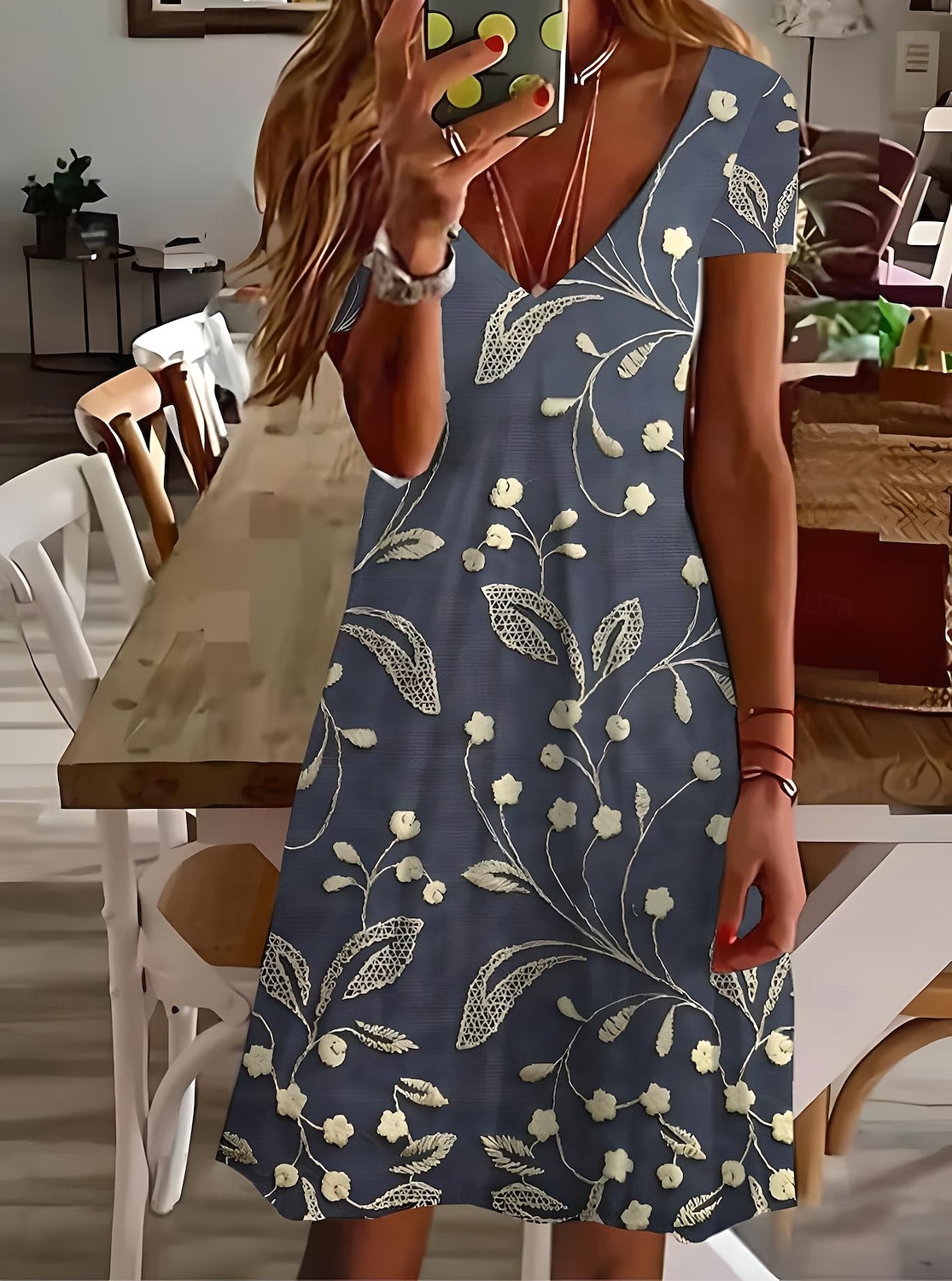 Femmes Mini Robe Robe T-Shirt Robe d'Été Robe trapèze Robe d'été Vacances Occasionnel Chaussures de plage Quotidien Sports Fête Coupe régulière Fleuri Graphique Manche Courte Col en V Bleu Ciel Vert de 2025 ? $23.99 –P1