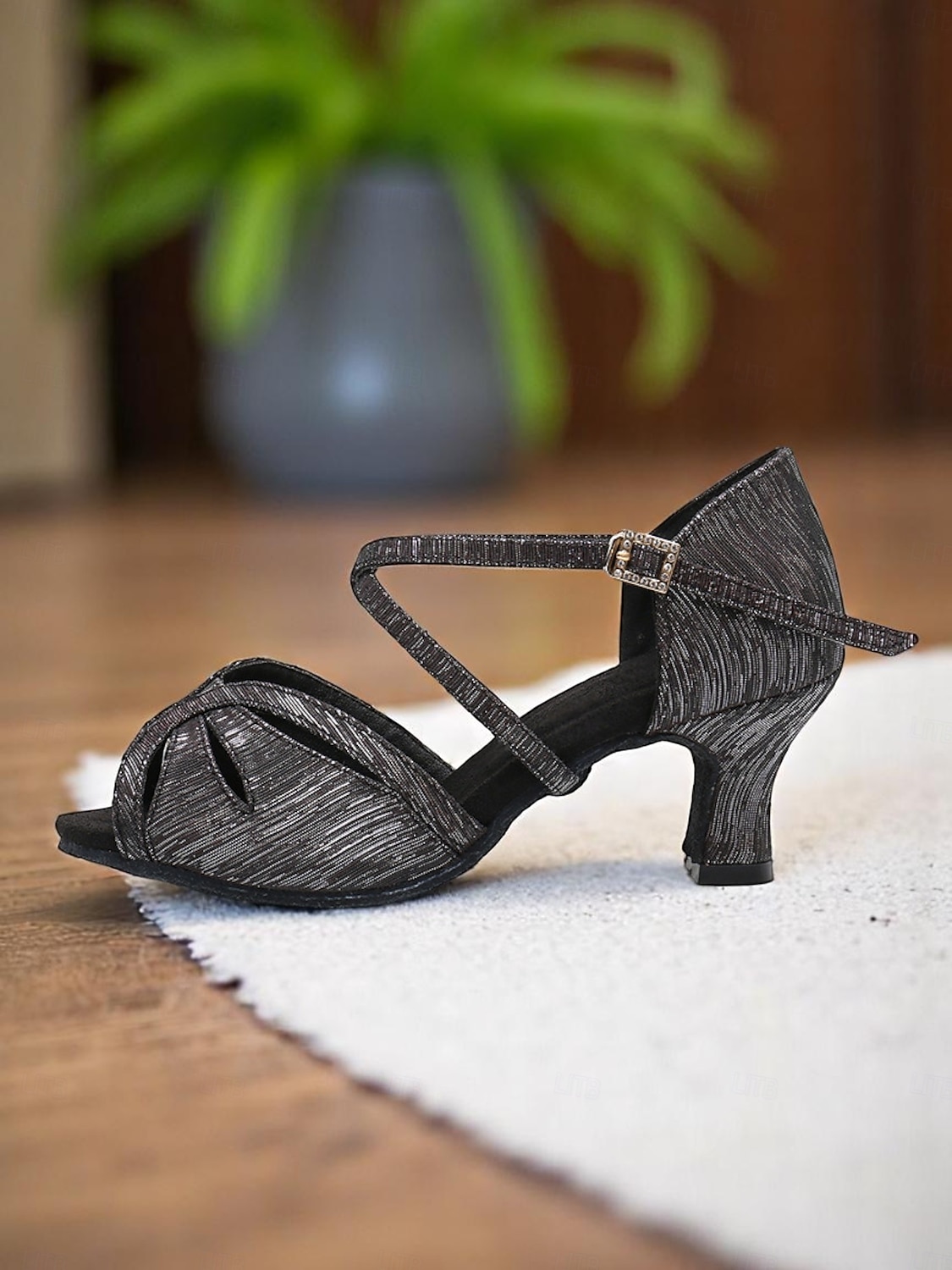 Chaussures de danse en satin argenté pour femmes avec talon chaton bas et bride croisée - chaussures de danse élégantes pour les danses de salon et latines de 2025 ? $29.99 –P5