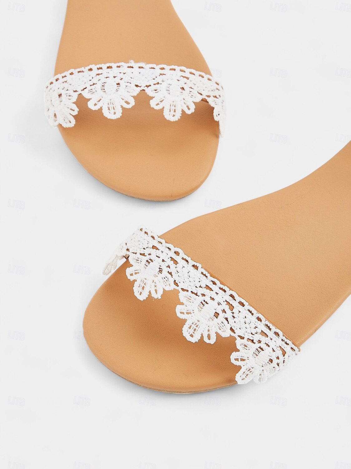 Weiße Damen-Sandalen mit Knöchelriemen aus Spitze und Blumendetails – offene Brautschuhe mit niedrigem Absatz für eine Hochzeit im Garten oder am Strand 2025 - $42.99 –P3