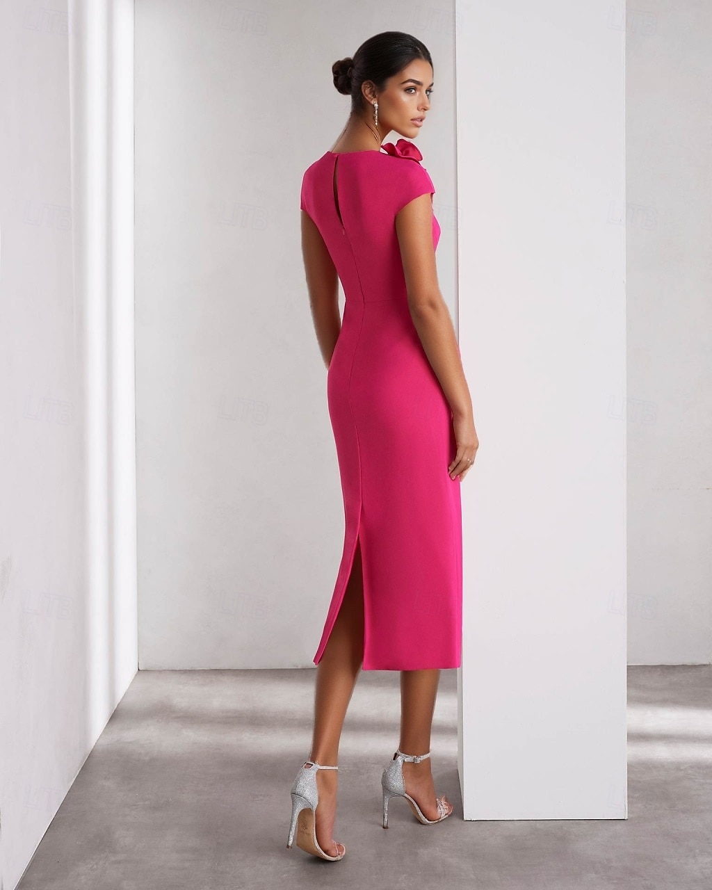 Abiti cocktail a colonna rosa eleganti formali per invitati a matrimoni lunghezza caviglia maniche corte scollatura a girocollo crepe elastico con fiore sulla spalla del 2025 a $129.99 –P2