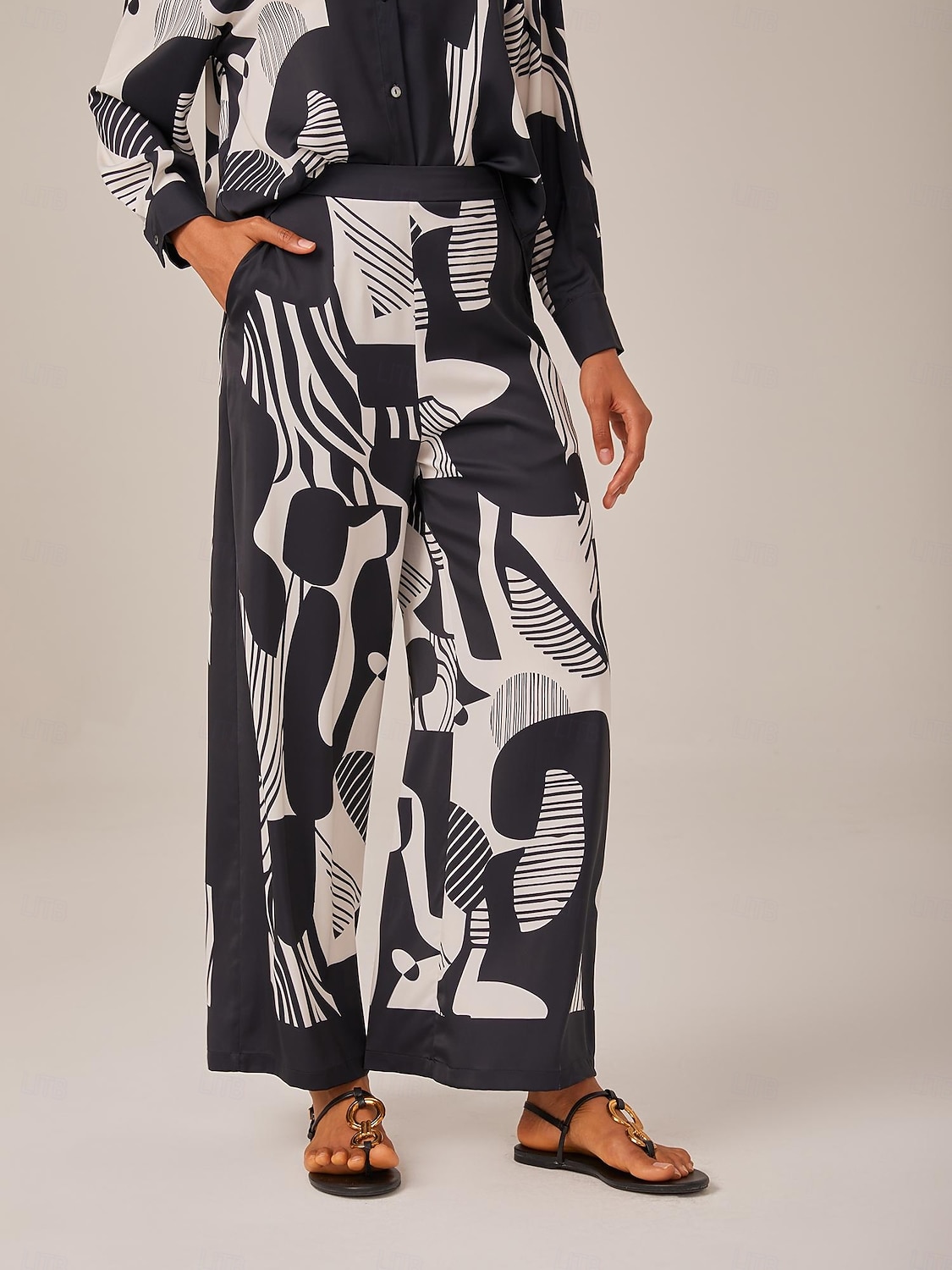 pantaloni a gamba larga in raso geometrico bianco e nero del 2025 a $64.99 –P8