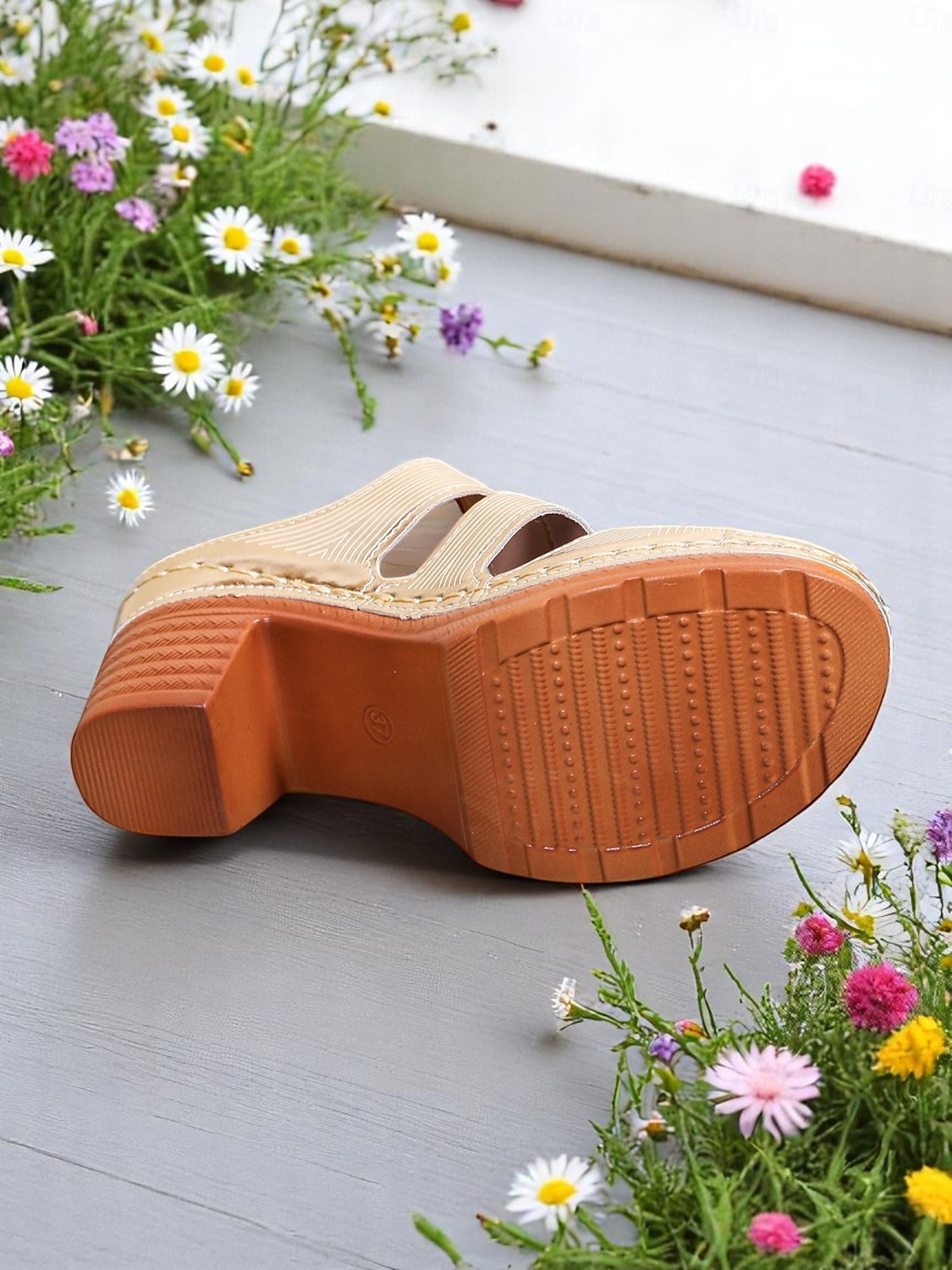 Γυναικεία μεταλλικά σανδάλια – με χρυσό ανάγλυφο σχέδιο, κυβικό τακούνι, εύκολο slip-on, ιδανικά για αποδράσεις στην εξοχή και υπαίθριες συγκεντρώσεις 2026 - $26.99 –P1