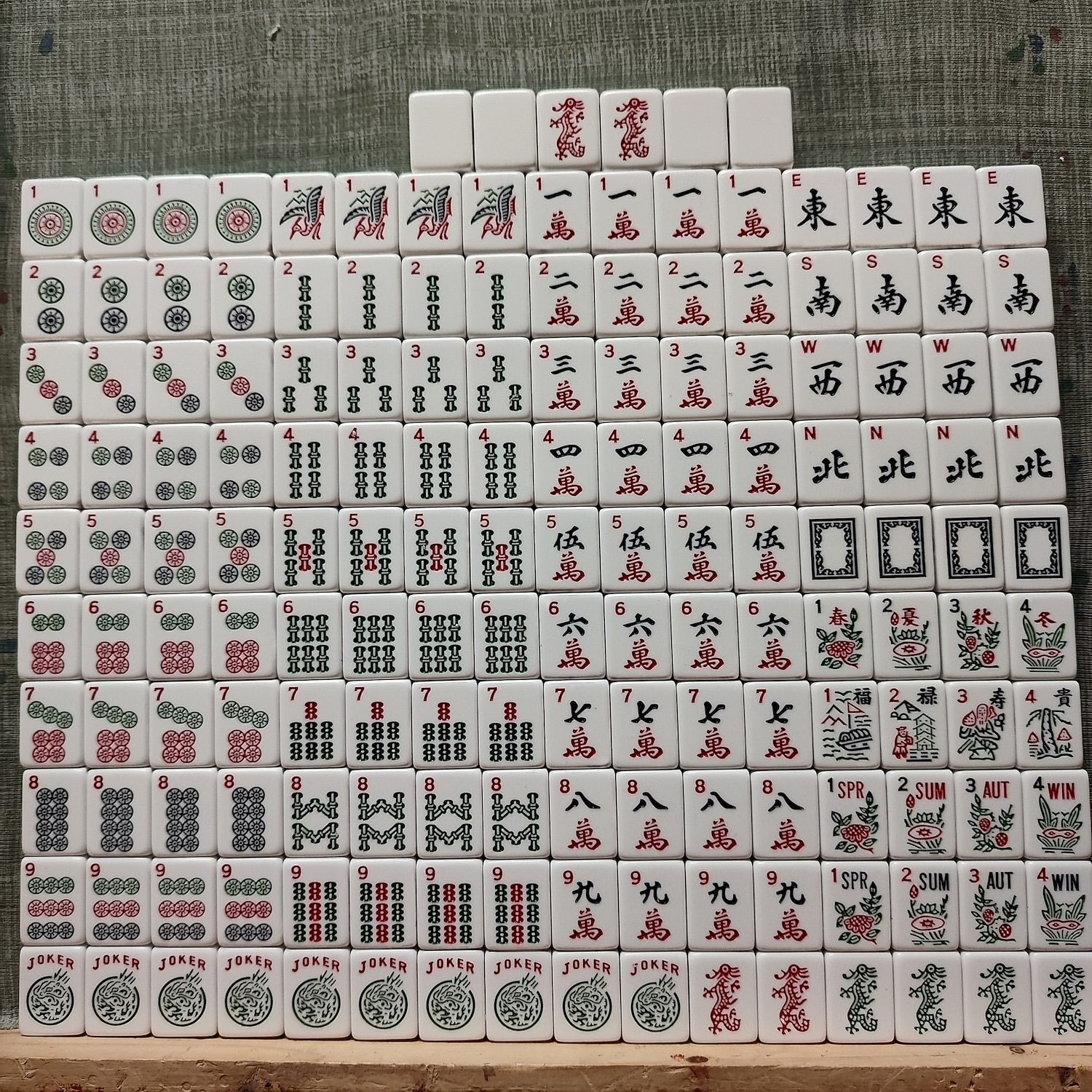 Set di mahjong americano: 166 tessere bianche con borsa rossa e accessori; 4 rastrelliere per mahjong tutto in uno con spingitori; set completo di mahjong occidentale. del 2025 a $148.99 –P4