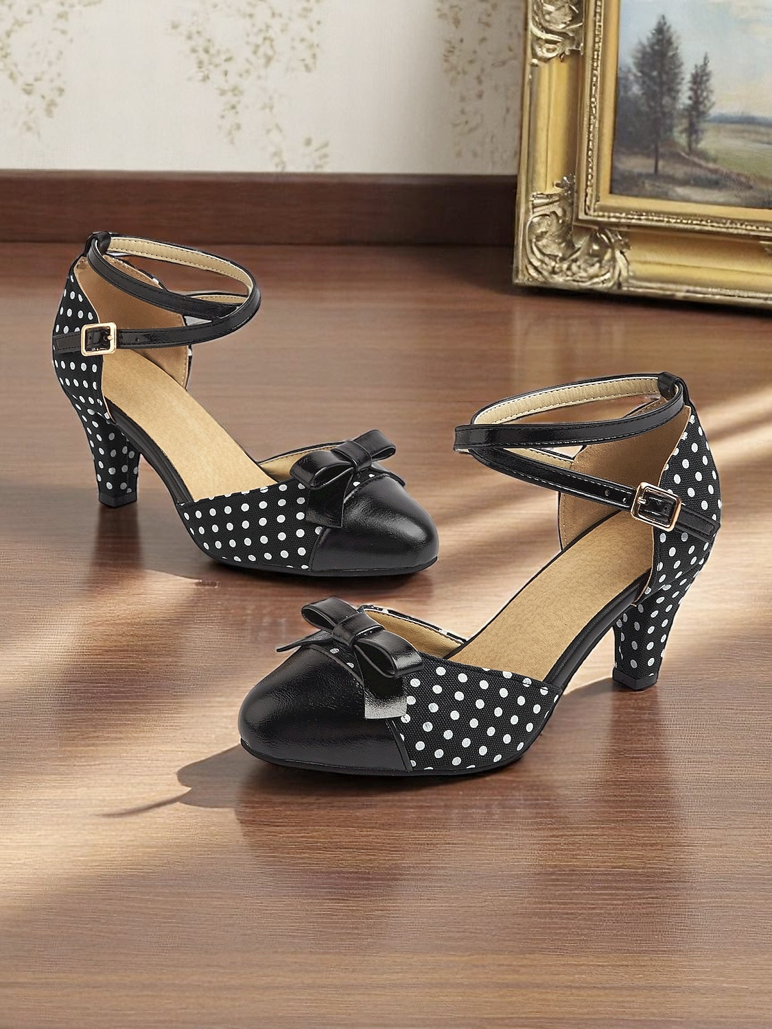 Naisten tummansiniset pilkulliset 1950-luvun vintage-nilkkaremmillä varustetut korkokengät, joissa musta rusetti ja retrokorko, pin-up-tyyliin, teekutsuille ja erityistilaisuuksiin 2026 - $46.99 –P5