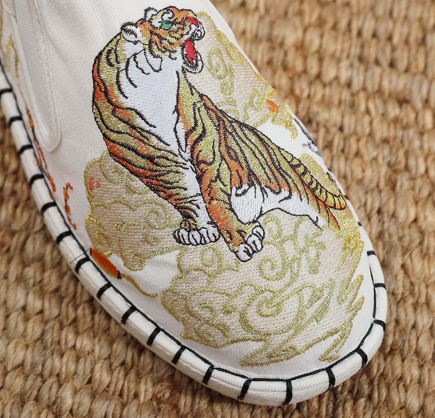 Pánské bílé espadrilky nazouvací boty s uměleckou výšivkou - stylová obuv s jedinečným tygřím designem 2025 - $42.99 –P9