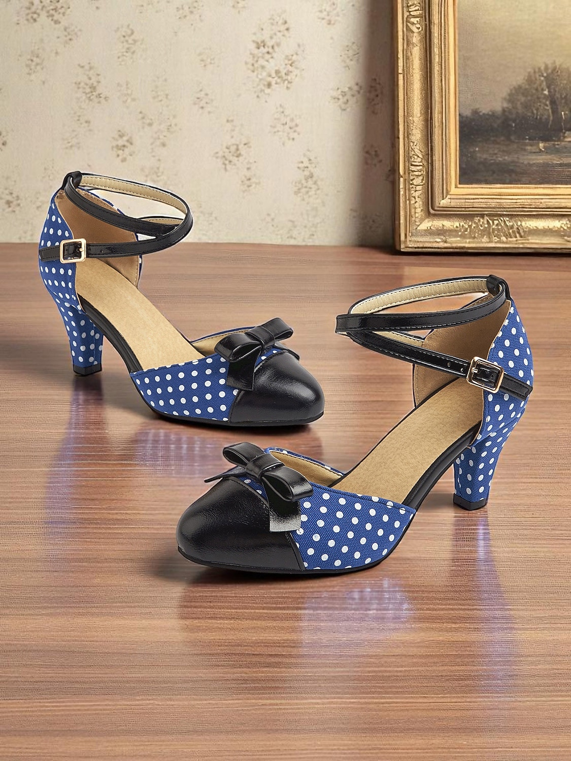 Naisten tummansiniset pilkulliset 1950-luvun vintage-nilkkaremmillä varustetut korkokengät, joissa musta rusetti ja retrokorko, pin-up-tyyliin, teekutsuille ja erityistilaisuuksiin 2026 - $46.99 –P3