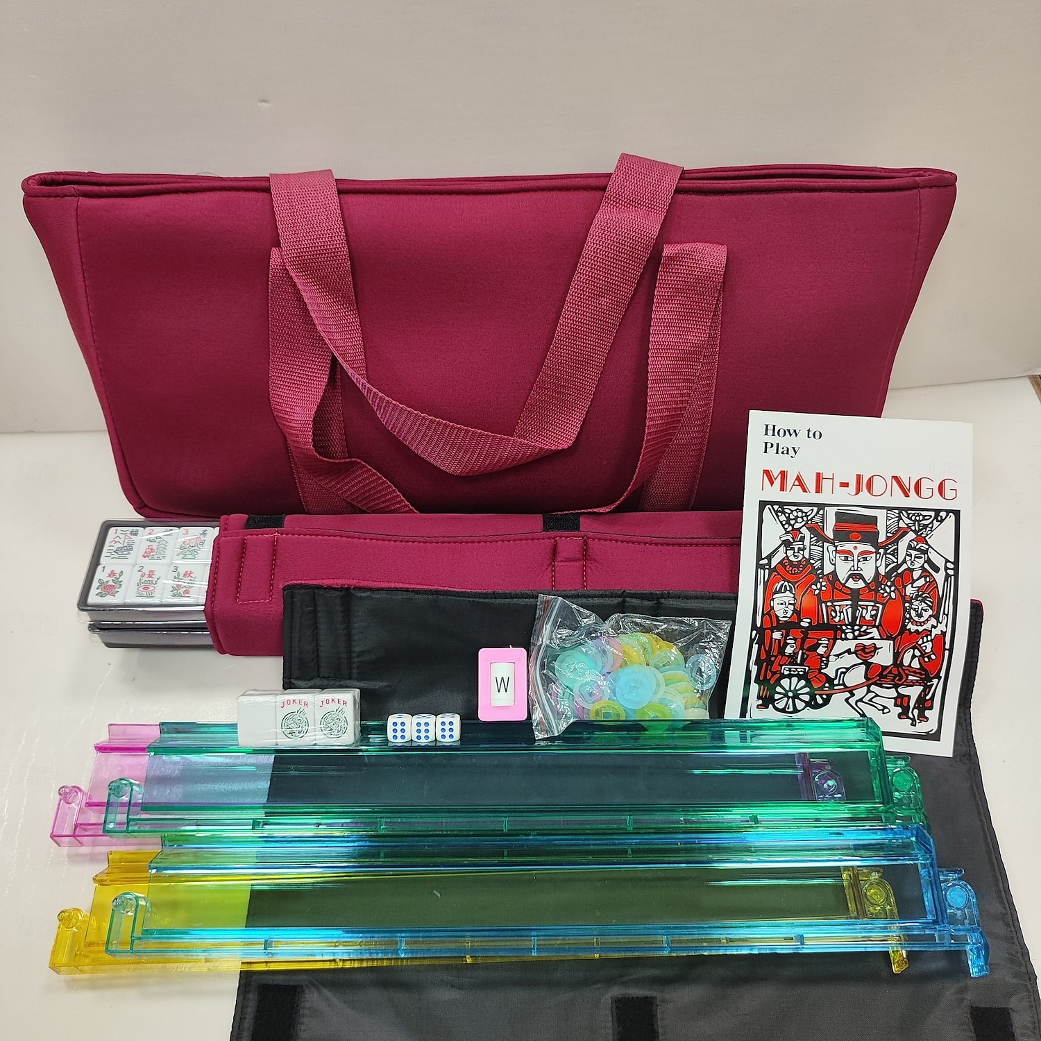 Set di mahjong americano: 166 tessere bianche con borsa rossa e accessori; 4 rastrelliere per mahjong tutto in uno con spingitori; set completo di mahjong occidentale. del 2025 a $148.99 –P1