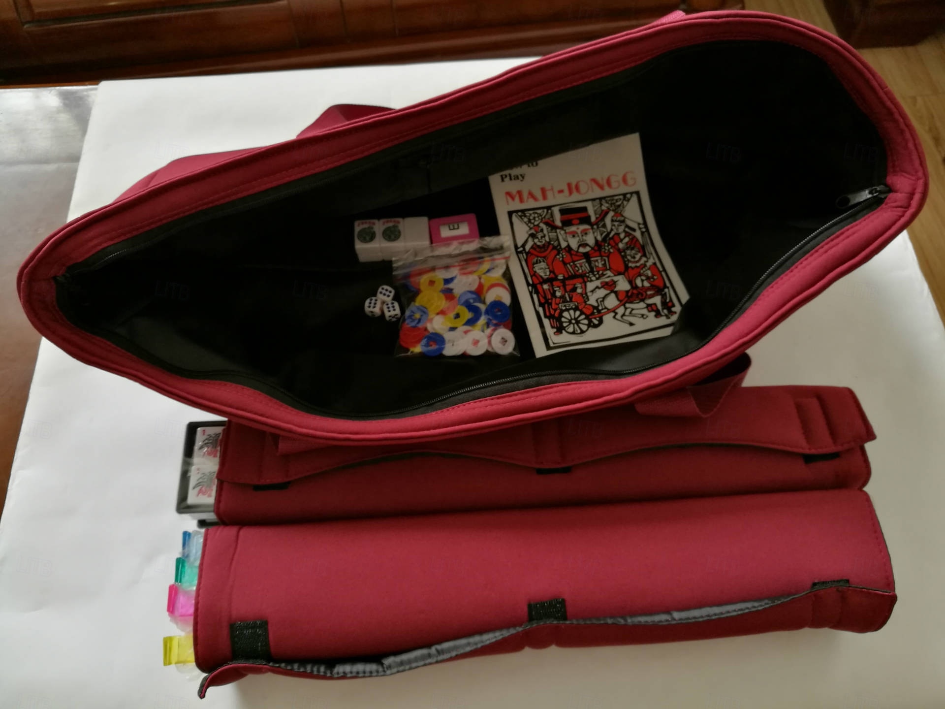 Set di mahjong americano: 166 tessere bianche con borsa rossa e accessori; 4 rastrelliere per mahjong tutto in uno con spingitori; set completo di mahjong occidentale. del 2025 a $148.99 –P2