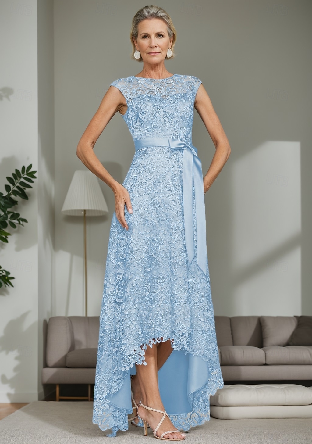Robe Mère de la Mariée A-Line Bleu Ciel Élégante Invité de Mariage Simple Luxueuse Col Bateau Longueur de Sol Satin Ceinture Dentelle Sans Manches de 2025 ? $158.99 –P1
