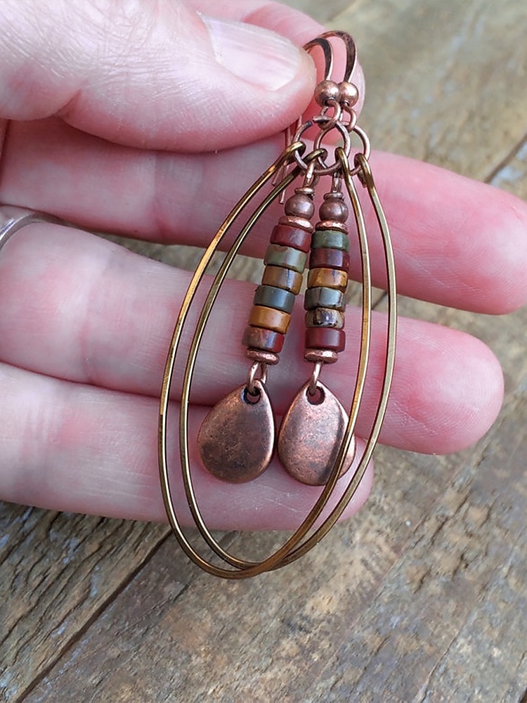 Γυναικεία σκουλαρίκια boho chic με πολύχρωμες χάντρες και χρυσό οβάλ σχέδιο, ιδανικά για casual ντύσιμο και καλοκαιρινά φεστιβάλ 2025 - $8.99 –P4