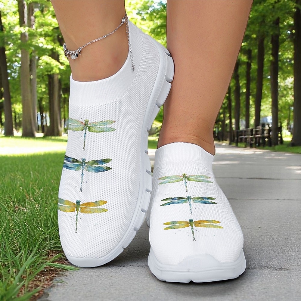 Scarpe da passeggio da donna in maglia bianca con stampa di libellule colorate – slip-on casual leggere e traspiranti per passeggiate all'aperto, viaggi estivi e uso quotidiano del 2025 a $32.99 –P3