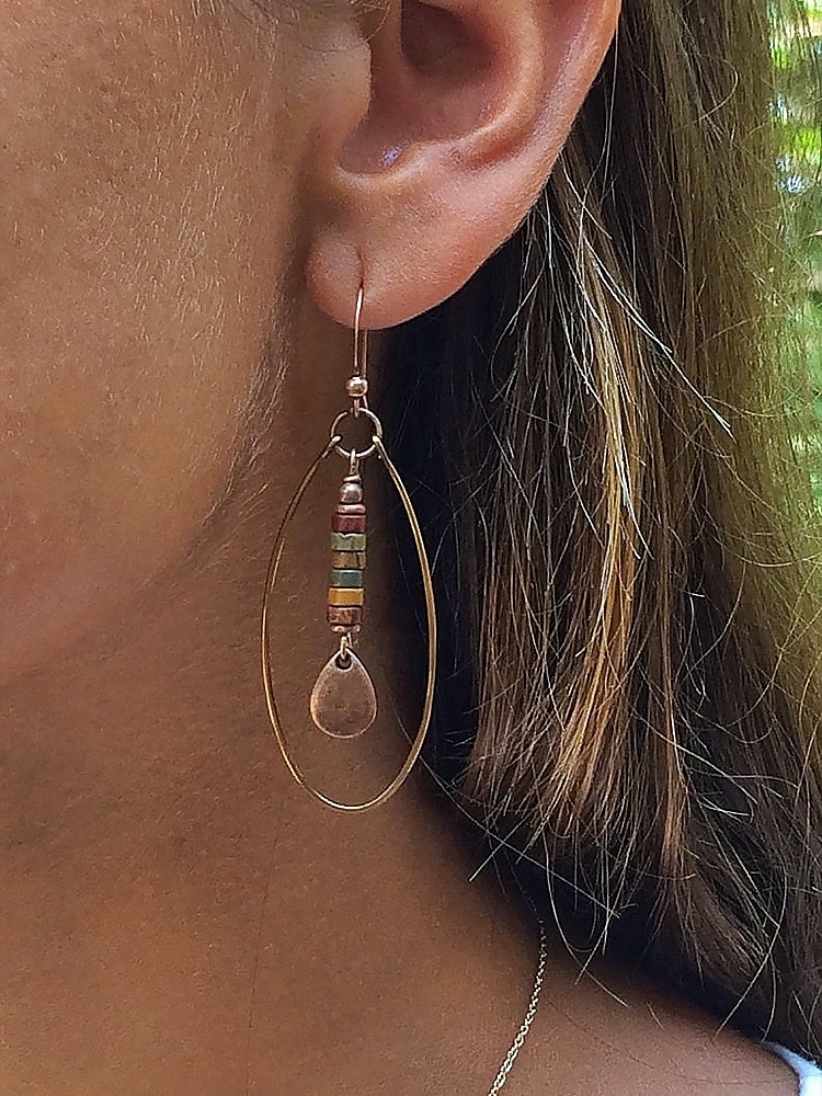 Γυναικεία σκουλαρίκια boho chic με πολύχρωμες χάντρες και χρυσό οβάλ σχέδιο, ιδανικά για casual ντύσιμο και καλοκαιρινά φεστιβάλ 2025 - $8.99 –P2