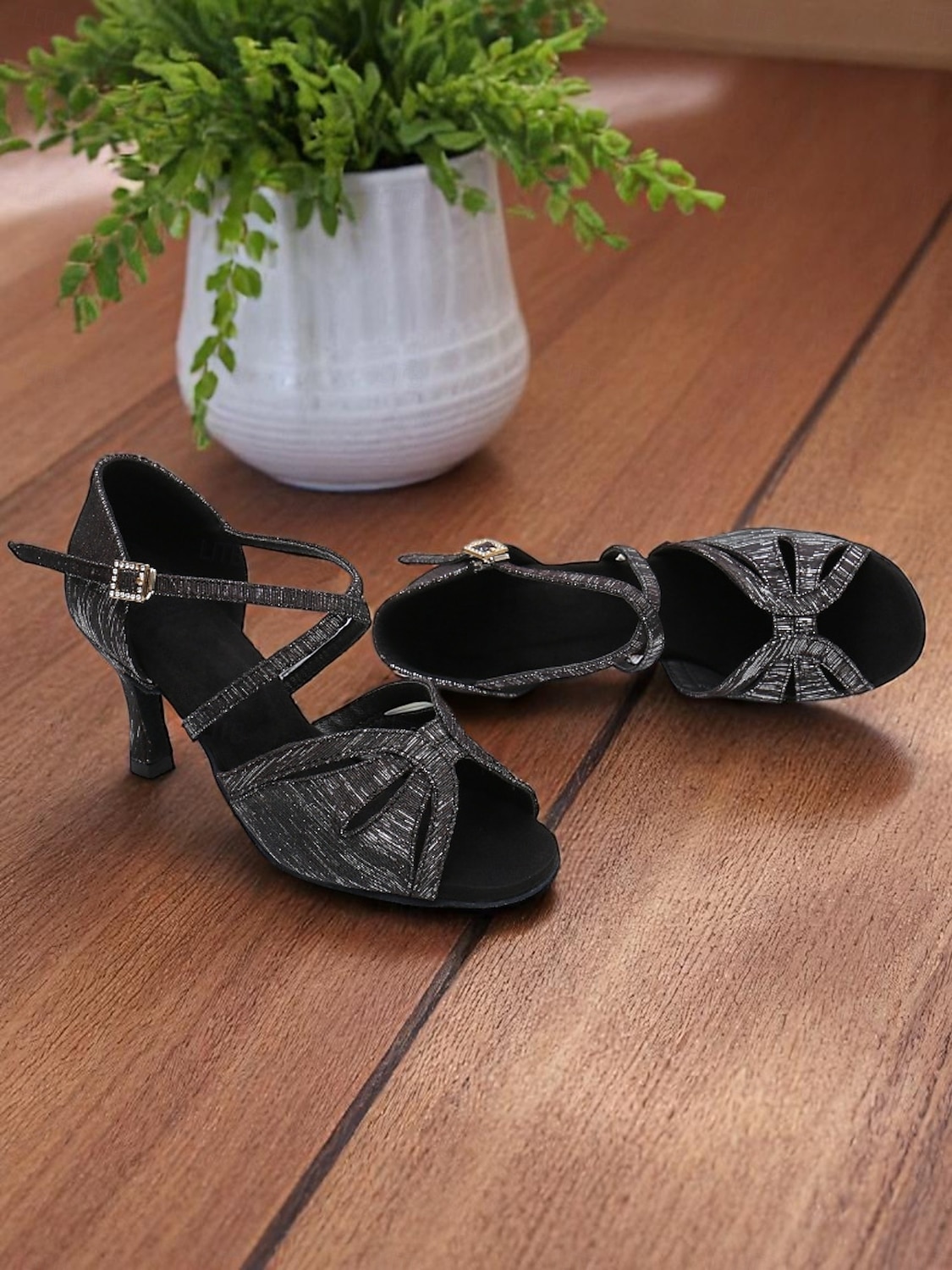 Chaussures de danse en satin argenté pour femmes avec talon chaton bas et bride croisée - chaussures de danse élégantes pour les danses de salon et latines de 2025 ? $29.99 –P4